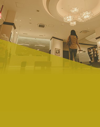 1LUXURY ラグジュアリーなラウンジでお出迎え 広々としたラウンジでお客様をお迎えします。全館無料Ｗｉ-Ｆｉ完備、電源の利用できるコワーキングスペースもご利用いただけます。また、専門家がセレクトした書籍コーナーや機能性に優れたパウダールームなど快適にお過ごしいただけます。